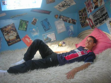 Nico sur le lit d'Aurore